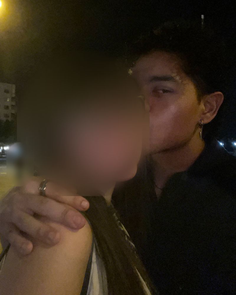 Foto real del autor con una chica que conoció, con la cara de ella oculta