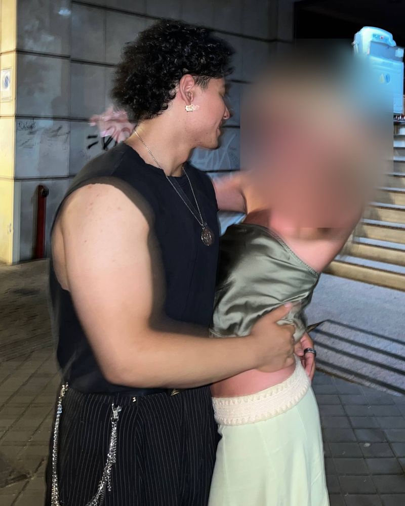 Foto real del autor abrazando a una chica, con la cara de ella oculta