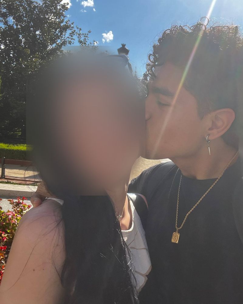 Foto real del autor con una chica en un parque, con la cara de ella oculta